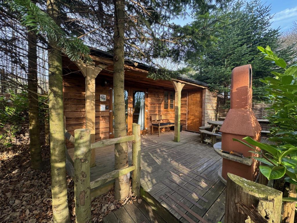 Lot: 43566 - COUNTRY ESTATE COMPRISING 5 BEDROOM MANOR HOUSE, WEDDING VENUE WITH 7 BEDROOM HOUSE, 6 ECO LODGES, 5 COTTAGES, 2 TENNIS COURTS, WORKSHOP AND ANCILLARY ACCOMMODATION - SET IN OVER 20 ACRES - Badger Lodge